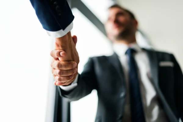 concepto-de-hombres-de-negocios-de-apreton-de-manos