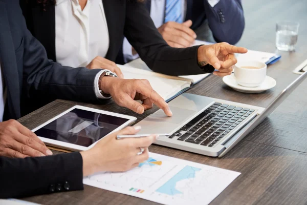 cultivar-colegas-usando-una-computadora-portatil-en-la-mesa