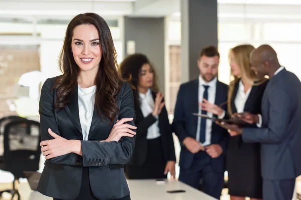 empresaria-lider-en-la-oficina-moderna-con-workpeople-empresarios