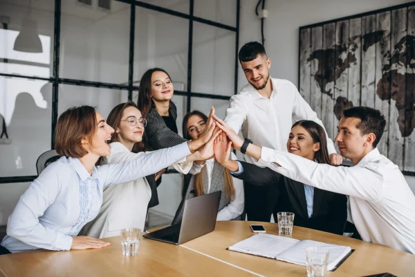 grupo-de-personas-trabajando-en-un-plan-de-negocios-en-una-oficina