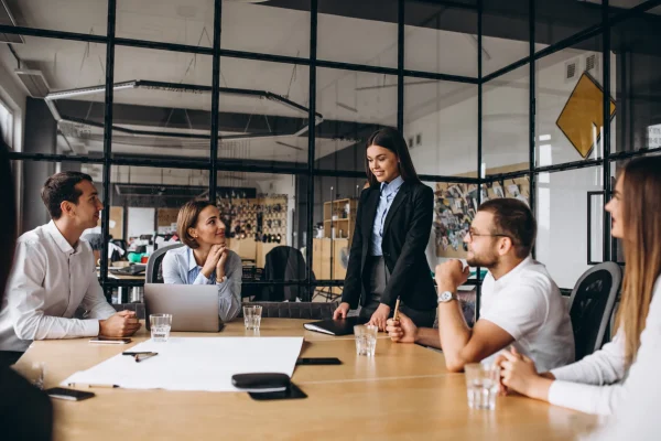 grupo-de-personas-trabajando-en-un-plan-de-negocios-en-una-oficina (1)